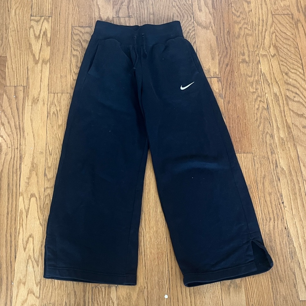 Nike Women’s Black Wide Leg Sweatpants Size XS Short